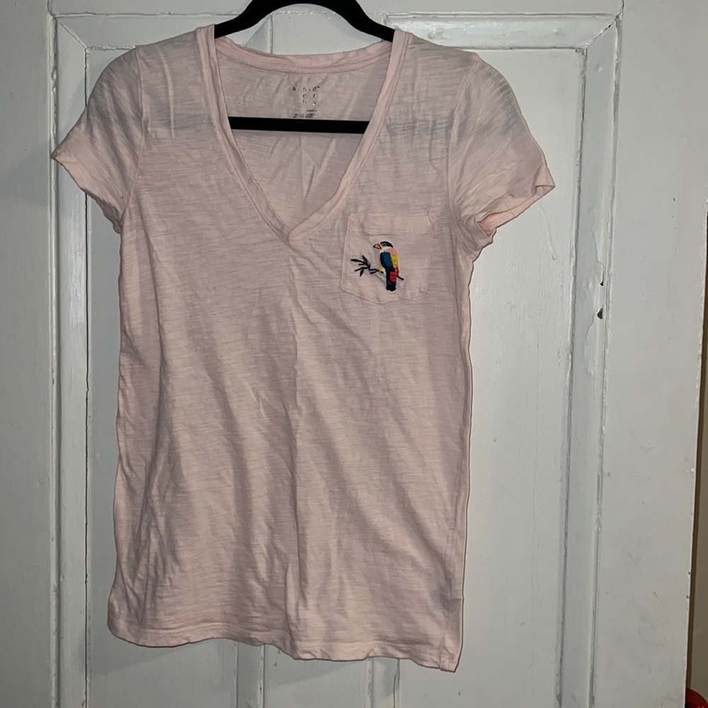 V neck embroidered parrot pocket t-shirt